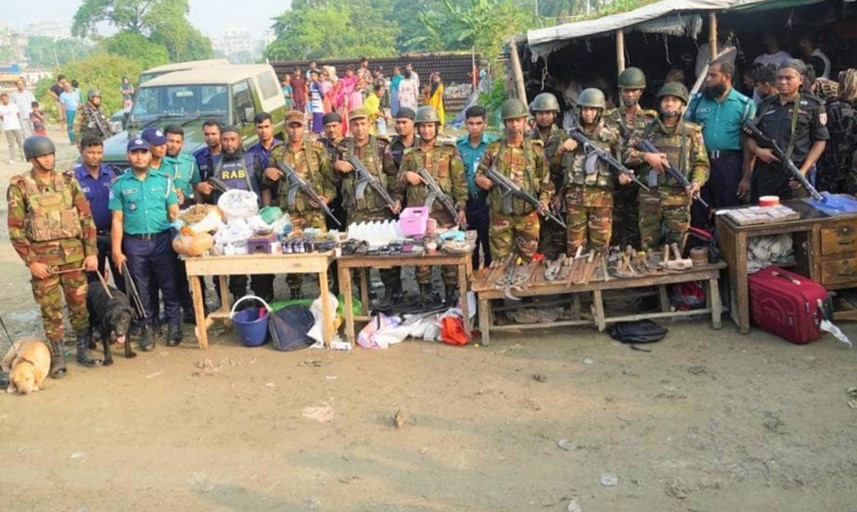 সেনাবাহিনীর অভিযানে বিপুল পরিমান নগদ অর্থ, মাদক দ্রব্য ও দেশীয় অস্ত্রসহ গ্রেফতার ৭৪